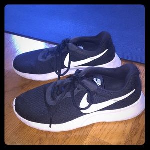 Nike women’s sz 8 black with white sole and swoosh